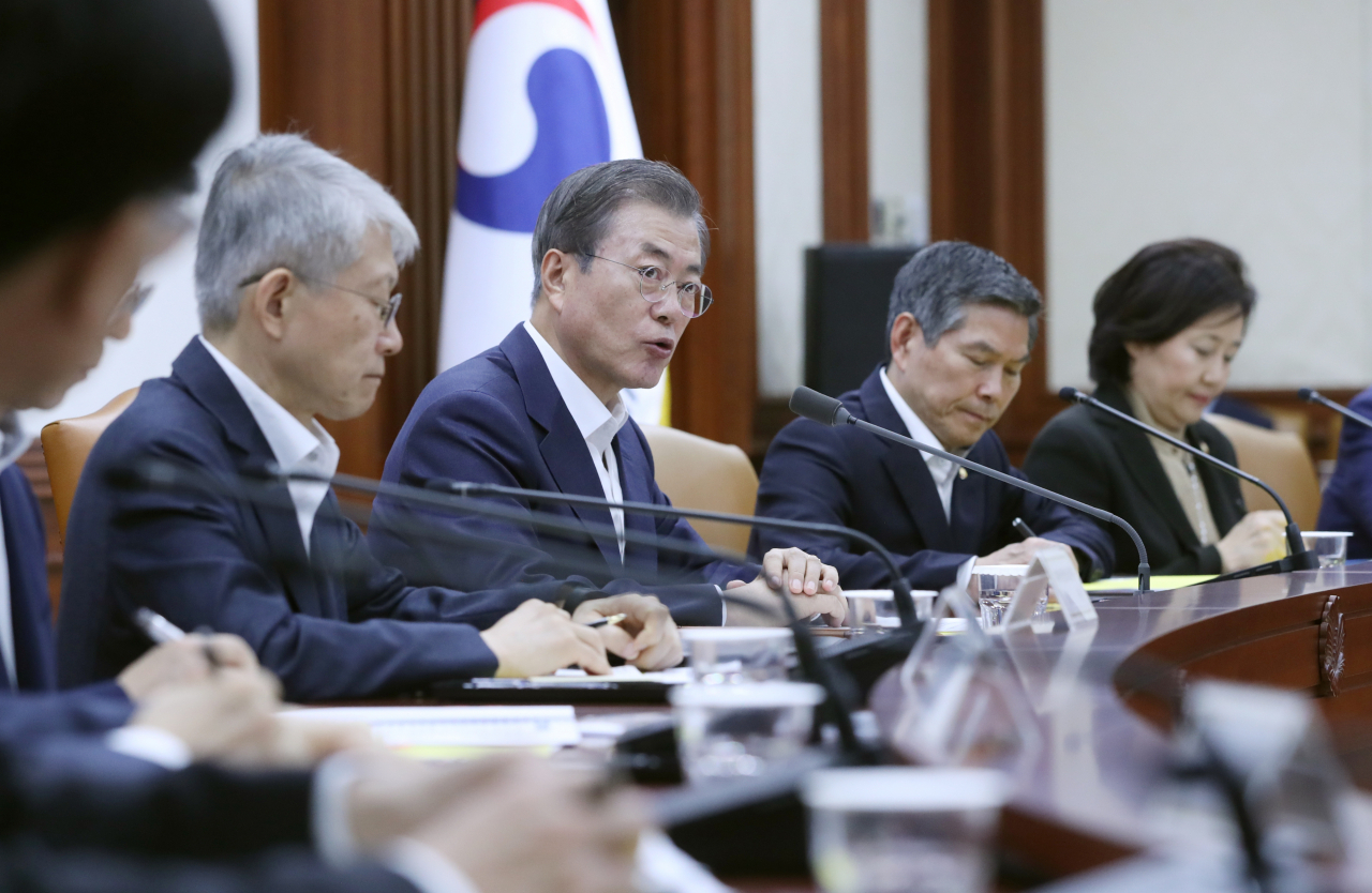 문재인 대통령이 17일 오후 경제장관회의를 주재하고 있다. 왼쪽부터 최기영 과학기술정보통신부 장관, 문 대통령, 정경두 국방부 장관, 박영선 중소벤처기업부 장관. [연합]