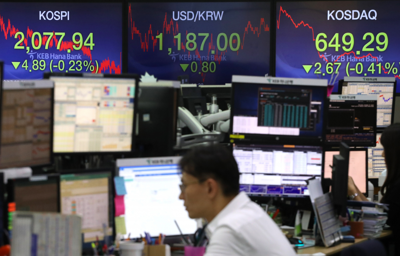 코스피가 4.89포인트 내린 2,077.94로 장을 마감한 17일 서울 중구 KEB 하나은행 딜링룸에서 딜러들이 업무에 한창이다. 원·달러 환율은 0.8원 내린 1,187원으로 장을 종료했다. 연합뉴스