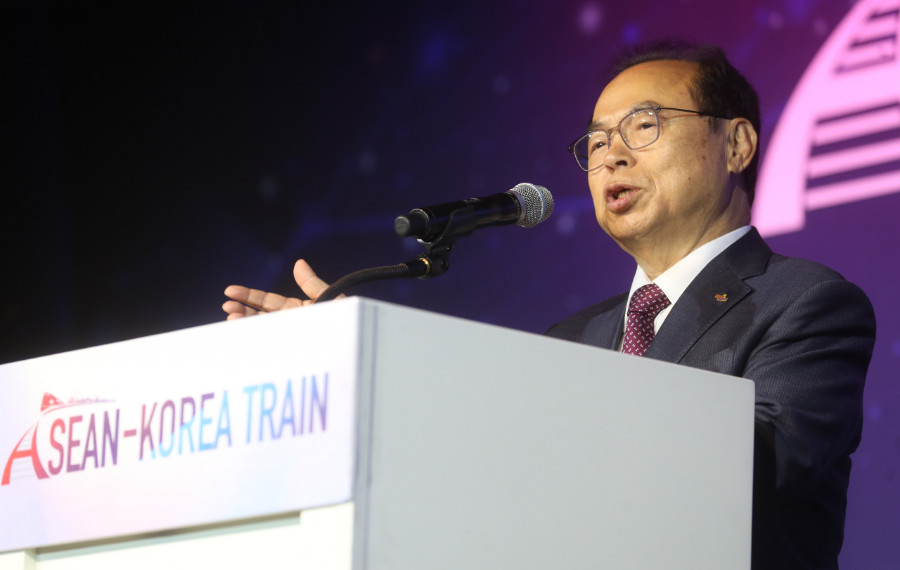 오거돈 부산광역시장이 16일 오후 부산 해운대구 중동 파라다이스 호텔 부산에서 열린 '한-아세안 번영의 밤' 행사에서 환영사를 하고 있다. 연합뉴스