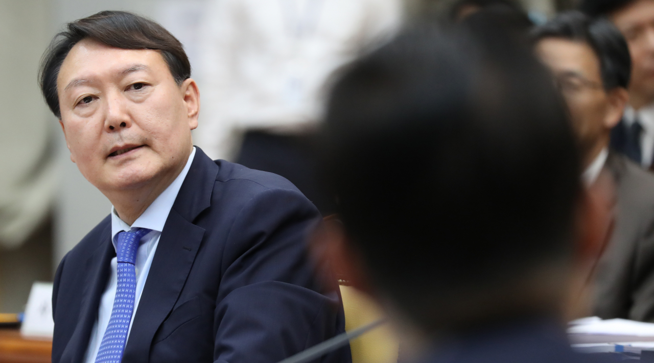 윤석열 검찰총장이 17일 서울 서초구 대검찰청에서 열린 국회 법제사법위원회의 대검찰청에 대한 국정감사에서 박지원 대안신당 의원 질의에 답하고 있다. [연합]