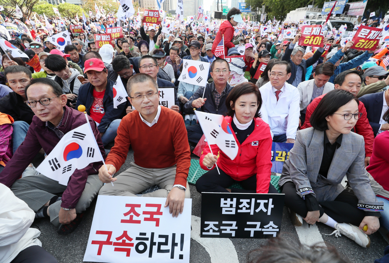 자유한국당 황교안 대표와 나경원 원내대표가 9일 오후 서울 광화문광장에서 범보수단체 주최로 열린 조국 법무부 장관 사퇴 촉구 집회에 참가해 구호를 외치고 있다. [연합]