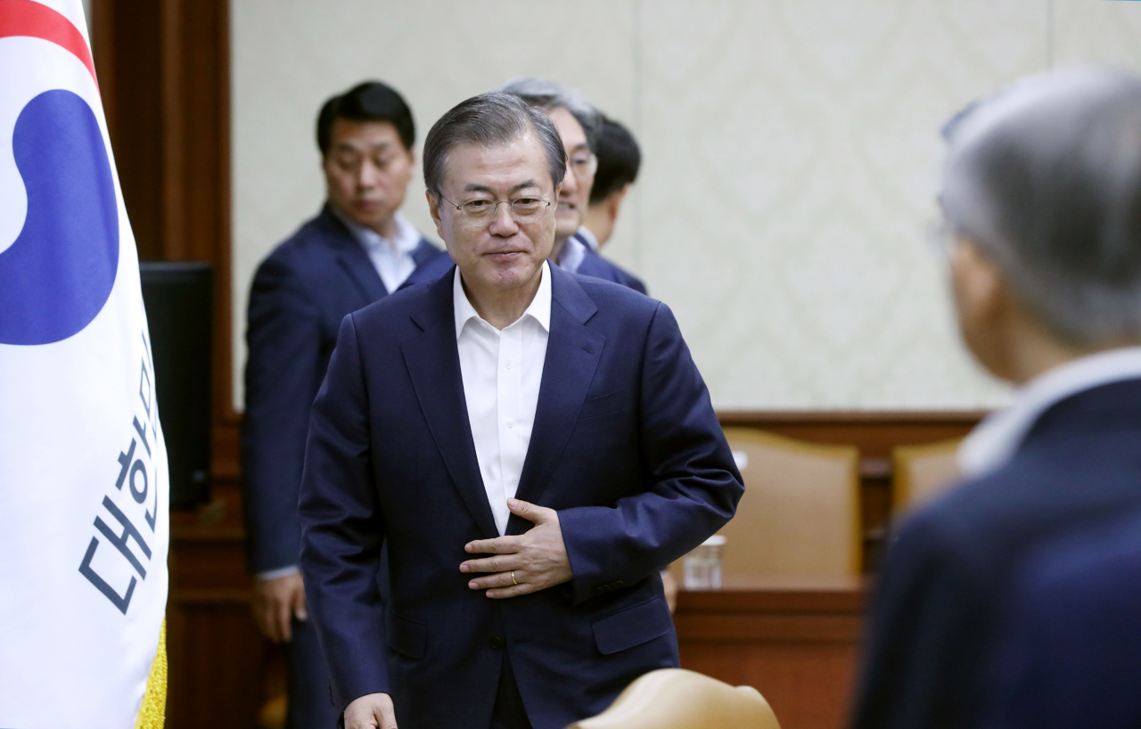 문재인 대통령이 17일 오후 경제장관회의에 입장하고 있다. [연합]
