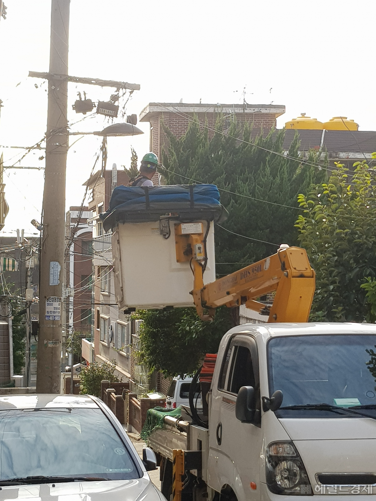 통신관계자들이 긴고랑로 공중선을 정비하고 있다.[광진구]