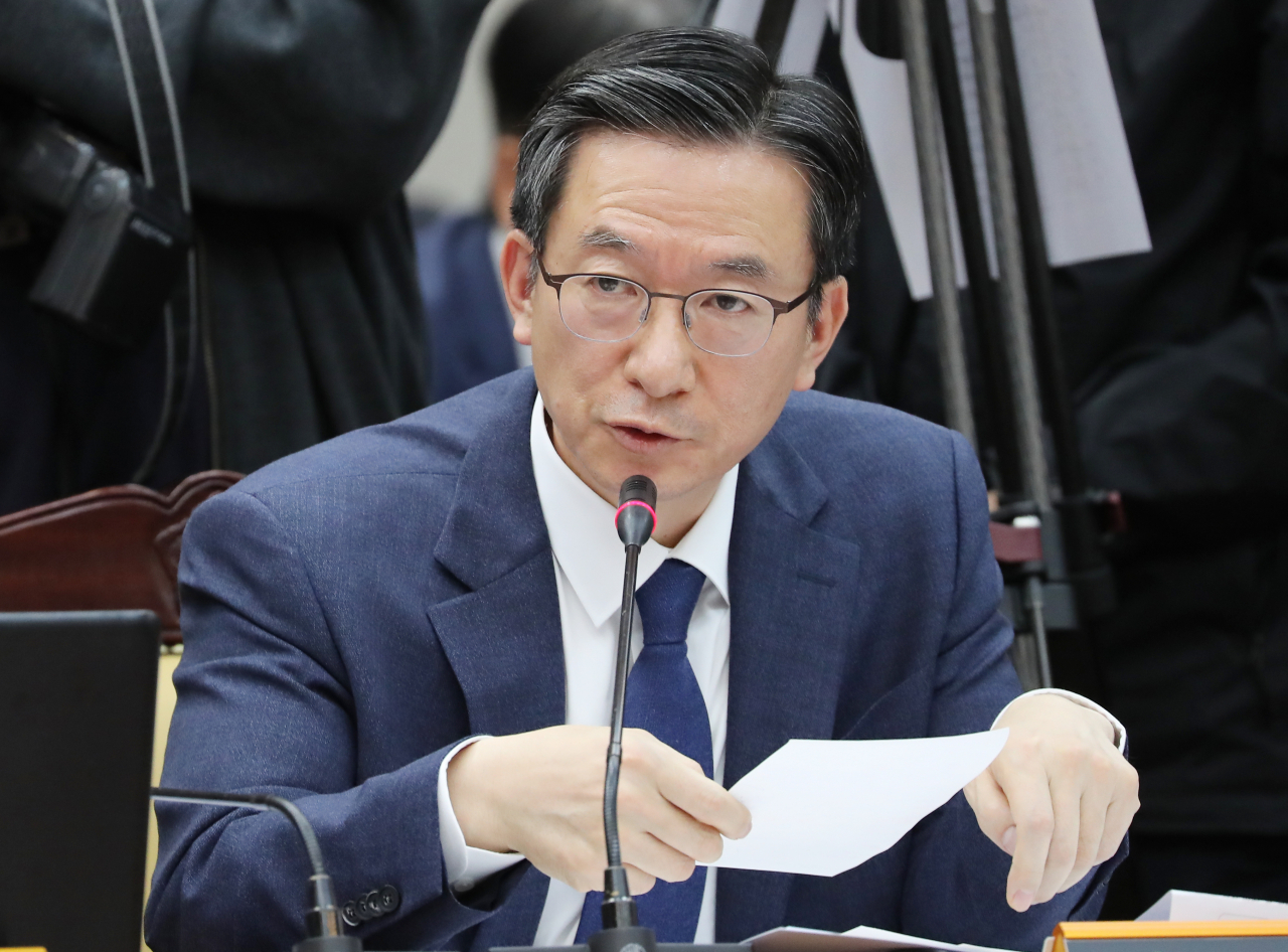 더불어민주당 정성호 의원이 17일 서울 서초구 대검찰청에서 열린 국회 법제사법위원회의 대검찰청에 대한 국정감사에서 질의하고 있다. 연합뉴스