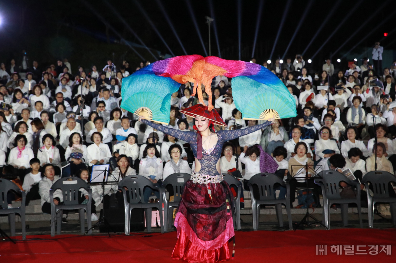 강감찬 축제 전야제에서 에바영 주니어가 퓨전 아리랑 댄스를 추고 있다.[관악구]