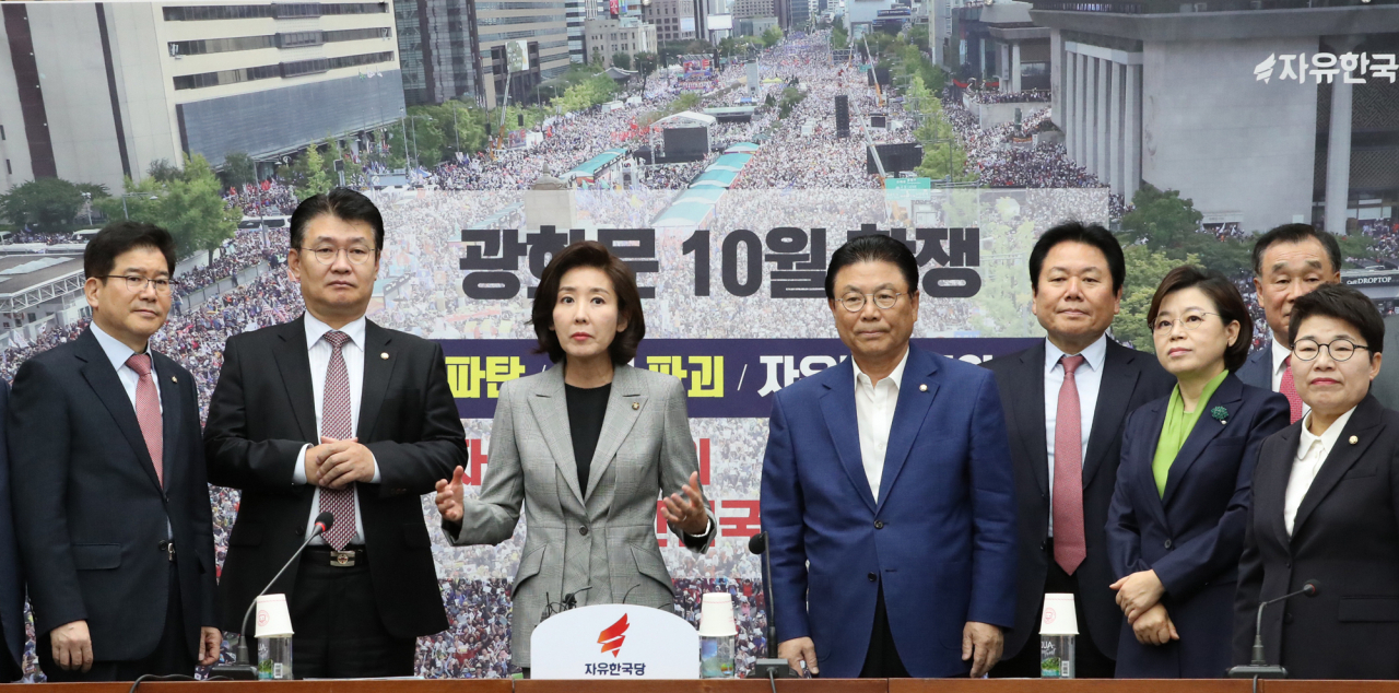 나경원 자유한국당 원내대표가 18일 오전 국회에서 열린 국정감사대책회의에서 '광화문 집회' 뒷걸개 사진 관련 발언을 하고 있다. [연합]