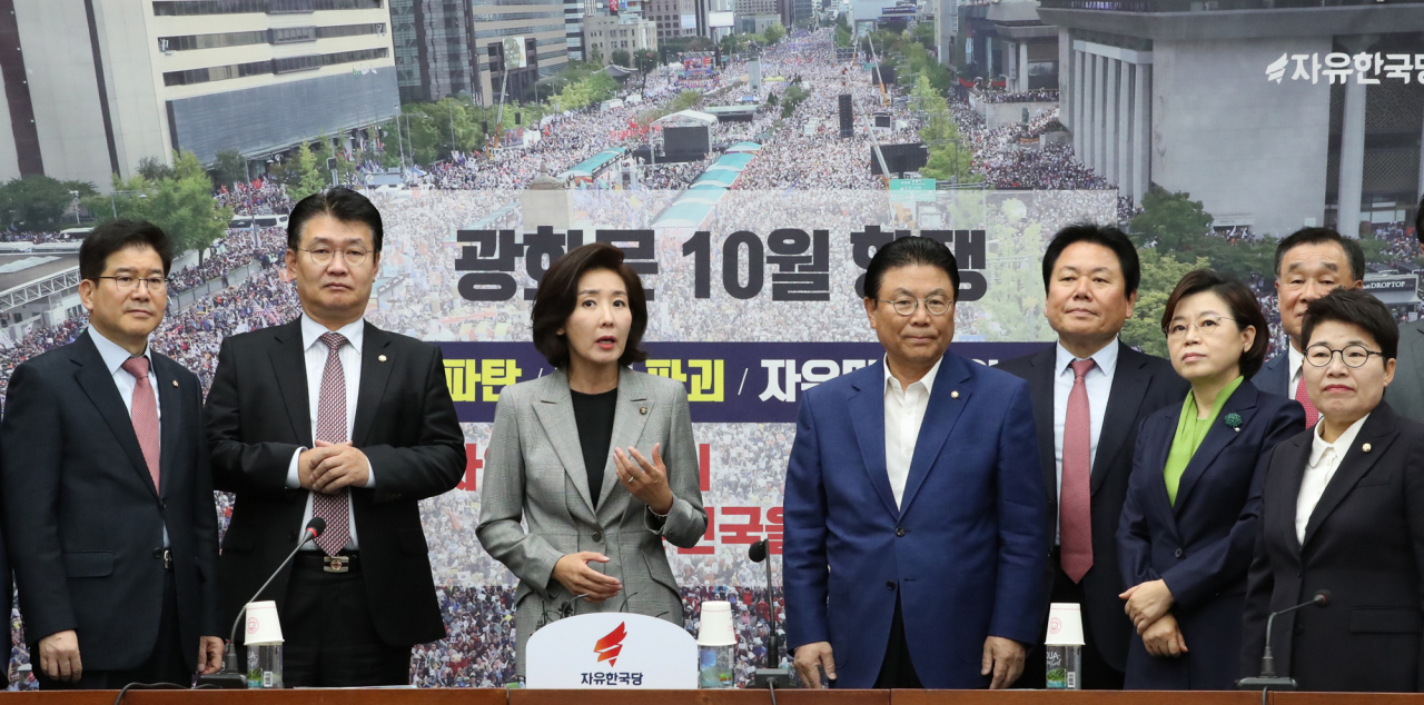 나경원 자유한국당 원내대표가 18일 오전 국회에서 열린 국정감사대책회의에서 '광화문 집회' 뒷걸개 사진 관련 발언하고 있다. [연합]
