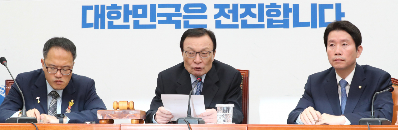 더불어민주당 이해찬 대표(가운데)가 18일 오전 국회에서 열린 최고위원회의에서 발언하고 있다. 연합뉴스