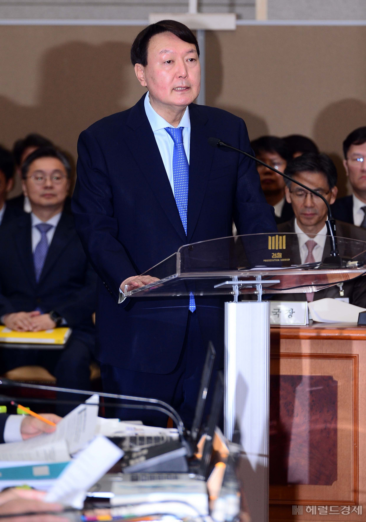 17일 서울 서초구 대검찰청 대회의실에서 열린 대검 국정감사에서 윤석열 검찰총장이 업무보고를 하고 있다.[헤럴드경제=이상섭 기자]