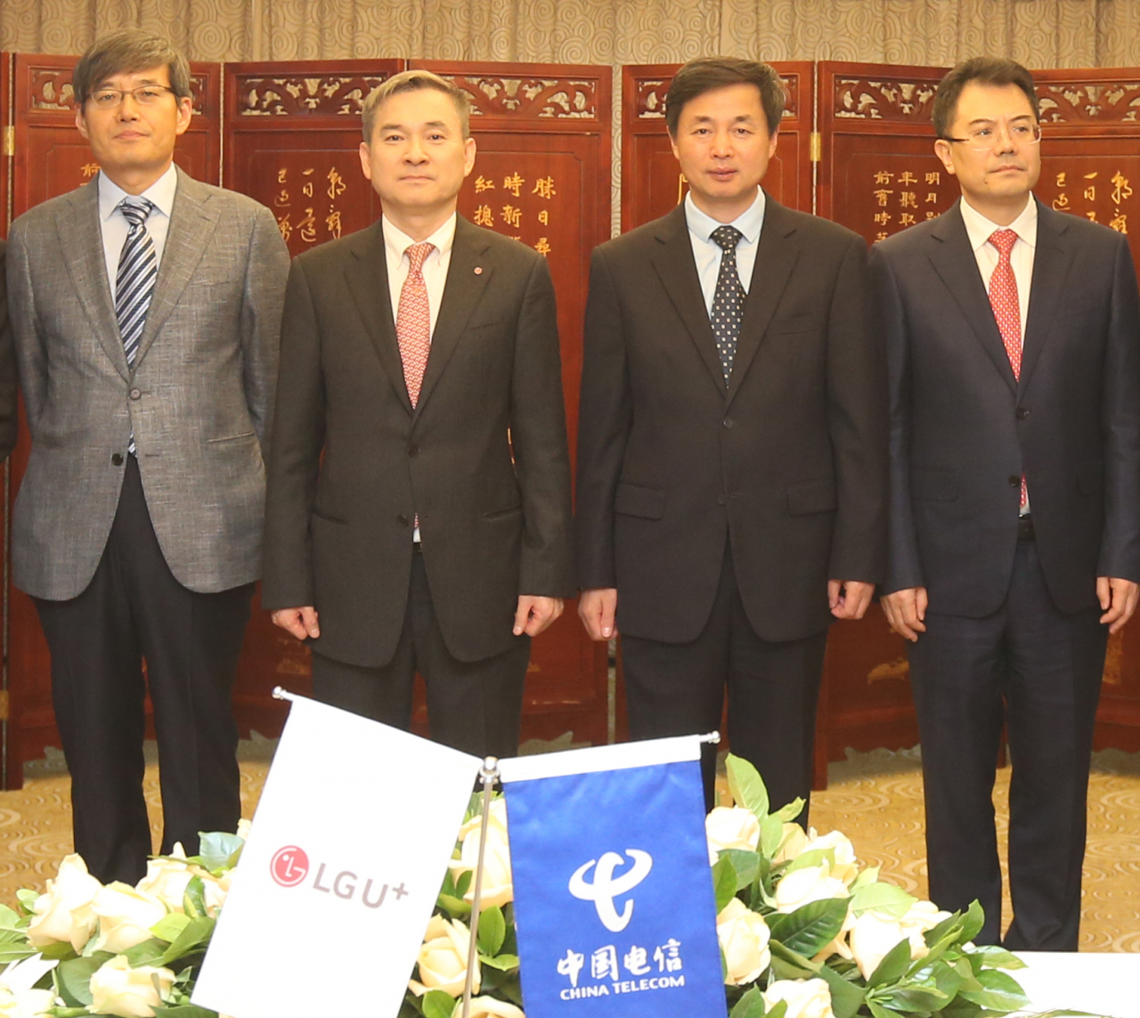 LG유플러스와 차이나텔레콤과 17일 중국 베이징 차이나텔레콤 본사에서 전략적 제휴를 체결하고 5G를 중심으로 다양한 분야에서 협력을 강화하기로 했다. 하현회 LG유플러스 부회장(왼쪽에서 두번째)과 커루이원 차이나텔레콤 동사장(왼쪽에서 세번째) 등 양사 임원들이 기념촬영을 하고 있다. [LG 유플러스]