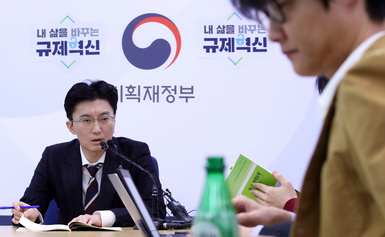 홍민석 기획재정부 경제분석과장이 18일 정부세종청사 기재부 기자실에서 열린 2019년 10월 최근 경제동향 설명회에서 발언하고 있다. [연합]