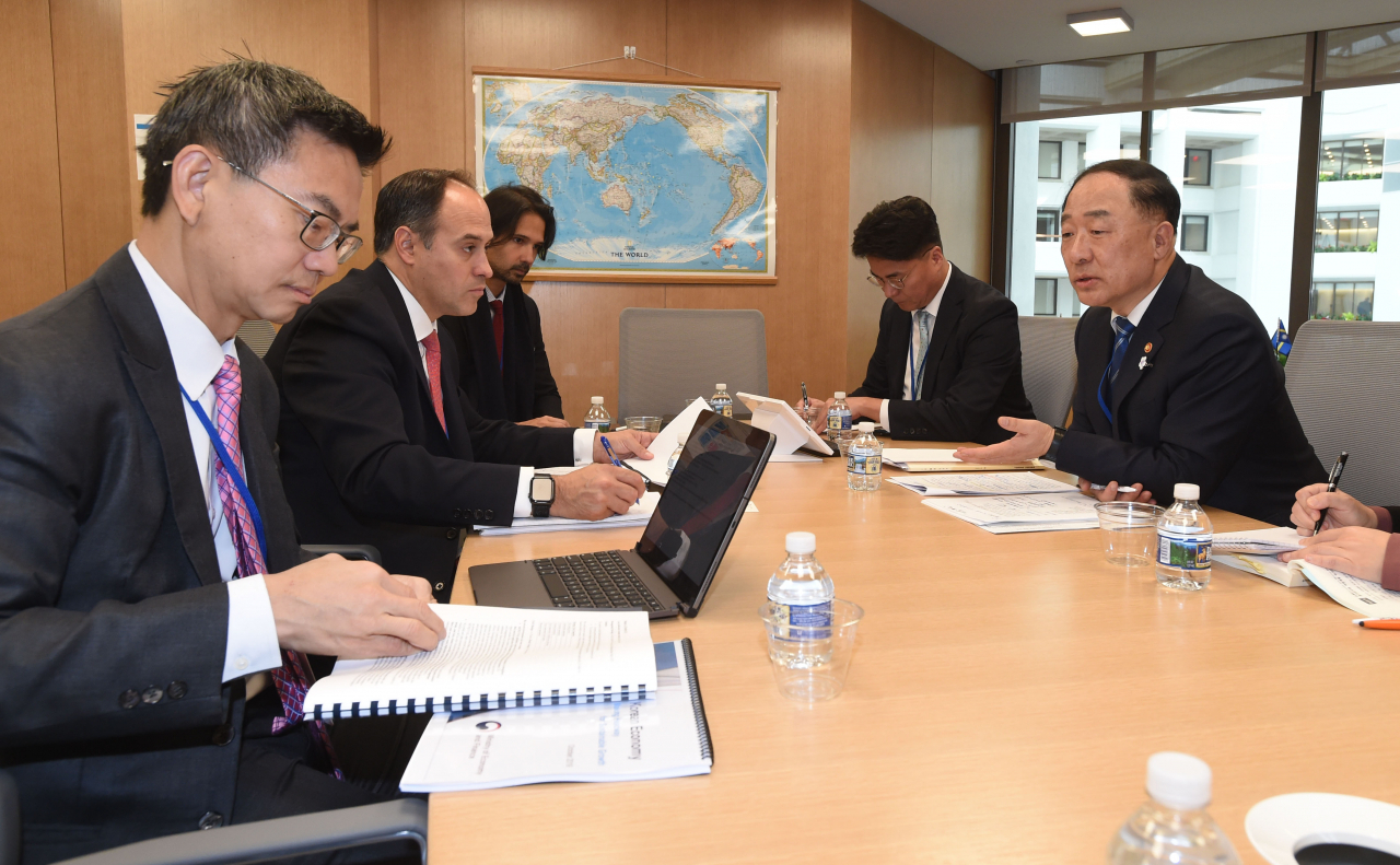 국제통화기금(IMF)·세계은행(WB) 연차총회 참석차 미국 워싱턴을 방문 중인 홍남기 부총리 겸 기획재정부 장관이 17일(현지시간) 국가신용평가사인 S&P의 로베르토 싸이폰-아레발로 국가신용등급 글로벌 총괄과 면담하고 있다. [기획재정부 제공]