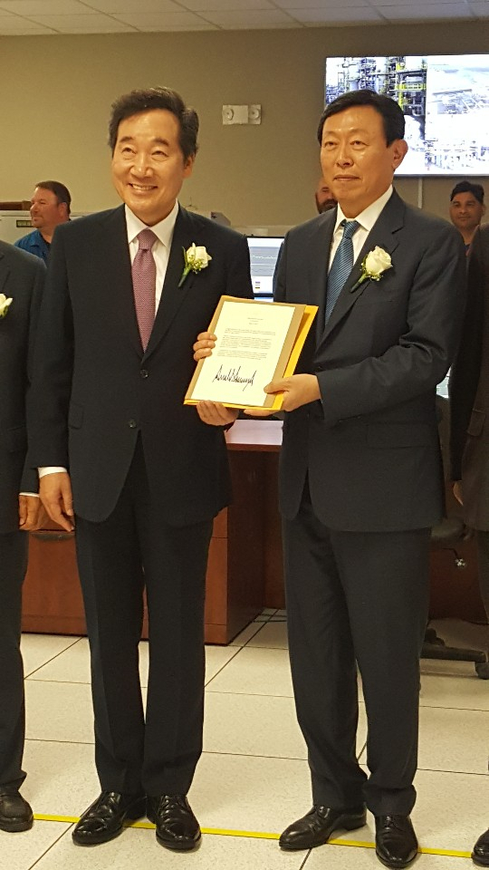 이낙연 국무총리와 신동빈 롯데회장이 지난 5월9일(현지시간) 미국 루이지애나주 레이크찰스에서 열린 롯데케미칼 석유화학공장 준공식 행사후 관련시설을 둘러본 후 기념촬영하고 있다. ［헤럴드DB］