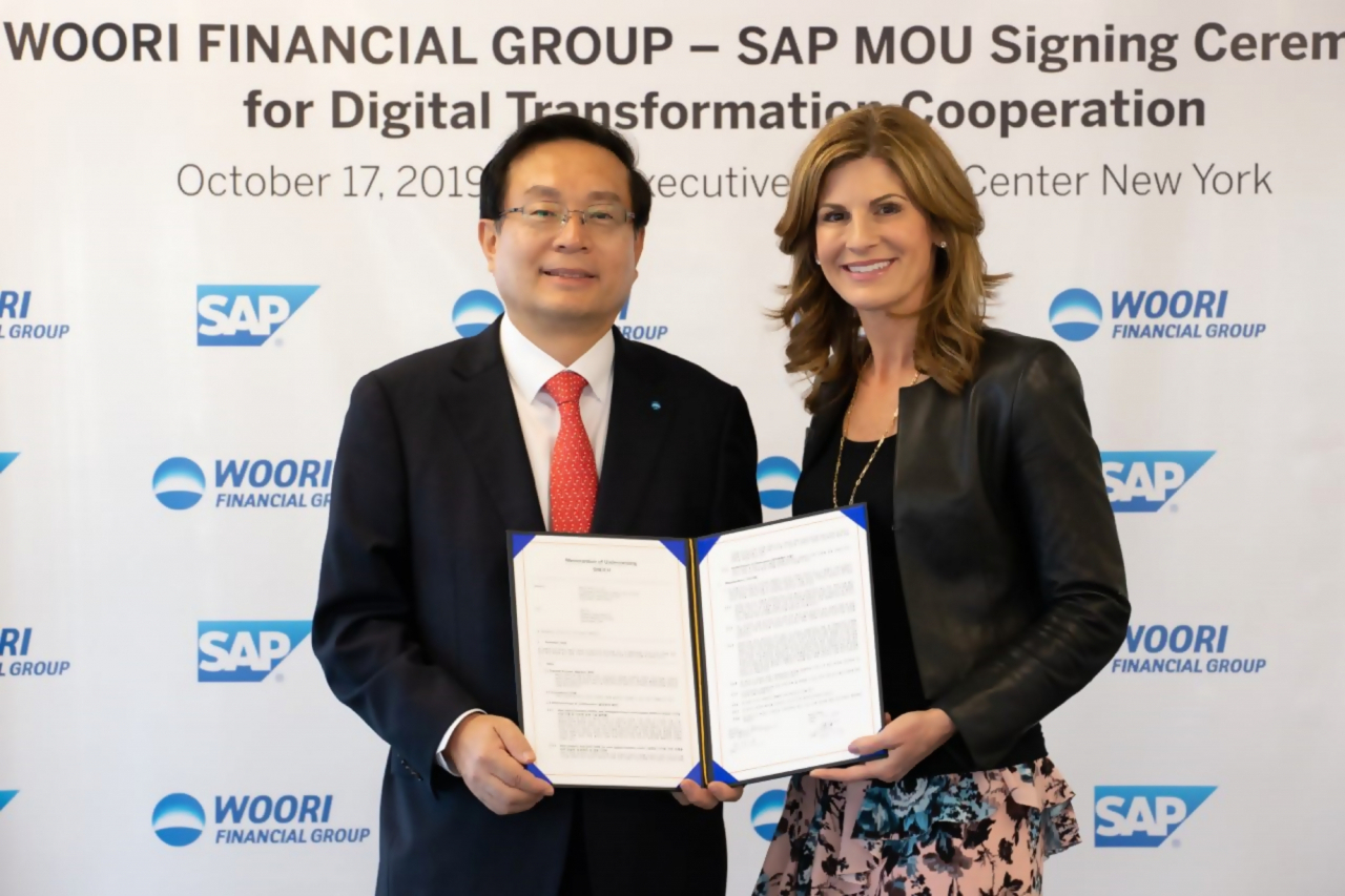 손태승(왼쪽) 우리금융그룹 회장과 제니퍼 모건(Jennifer Morgan) SAP CEO가 기념촬영을 하고 있다. [우리금융 제공]