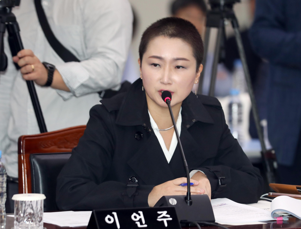 11일 부산시청에서 열린 국회 행정안전위원회의 부산시 국정감사에서 이언주 무소속 의원이 유재수 경제부시장을 상대로 질의하고 있다. [연합]