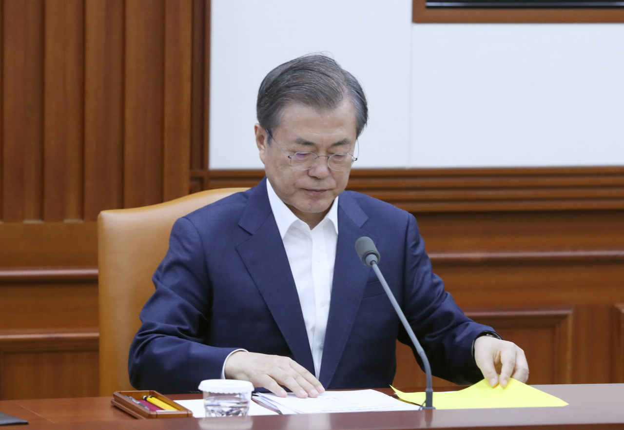 문재인 대통령이 지난 17일 오후 경제장관회의에 참석, 자료를 살펴보고 있다. [연합]