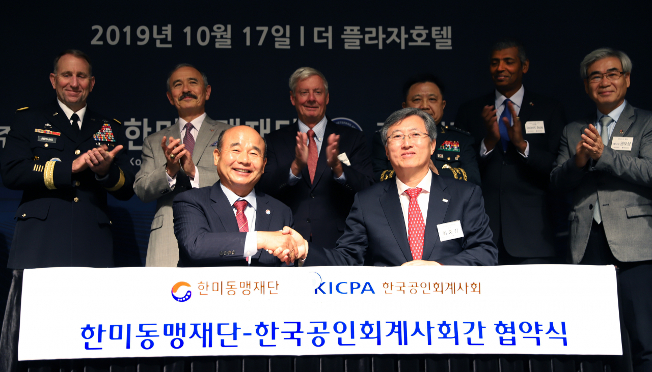 최중경 한국공인회계사회 회장과 정승조 한미동맹재단 회장이 '한미동맹의 밤' 행사에서 전략적 파트너쉽 후원협약을 체결하고 있다. (뒷줄 왼쪽부터) 로버트 에이브럼스 한미연합사 사령관, 해리 해리스 주한미국대사, 윌터 샤프 주한미군전우회 회장, 박한기 합참의장, 빈센트 브룩스 전 한미연합사 사령관, 권오성 주한미군전우회 한국챕터 회장