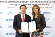 손태승(왼쪽) 우리금융그룹 회장과 제니퍼 모건(Jennifer Morgan) SAP CEO가 기념촬영을 하고 있다. [우리금융 제공]