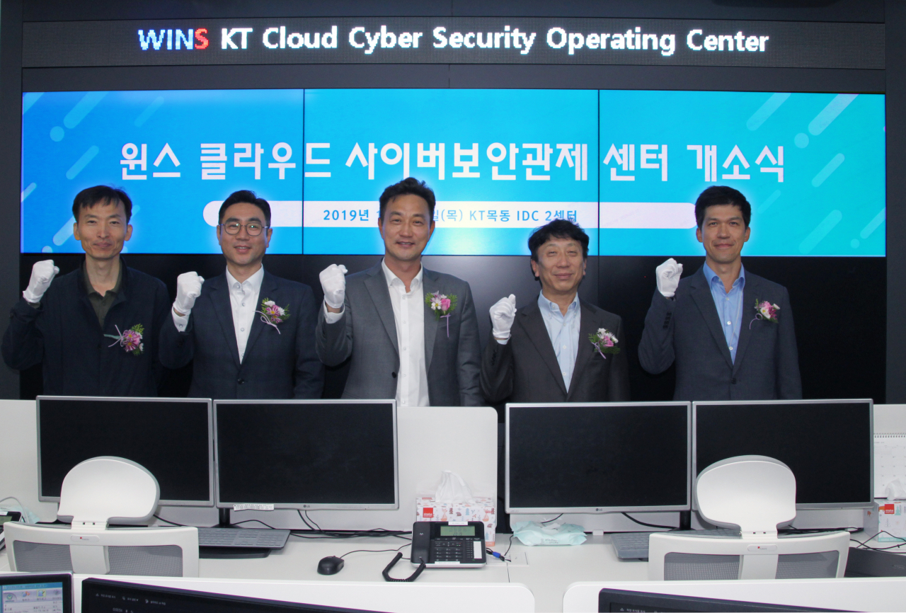 〈사진〉17일 KT목동 IDC 2센터에서 열린 윈스 클라우드 사이버 보안관제센터(SOC) 개소식에서 윈스 김대연 대표(우측 두번째), KT 클라우드 사업 김주성 상무(가운데) 등이 기념 촬영하고 있다 [윈스 제공]