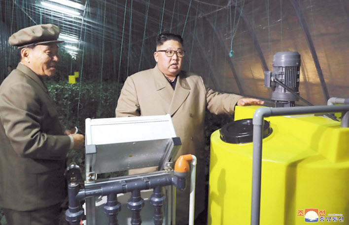 김정은 북한 국무위원장이 함경북도 경성군의 중평남새온실농장과 양묘장 건설장을 시찰했다고 조선중앙통신이 18일 보도했다. 중앙통신이 홈페이지에 공개한 사진. [연합]