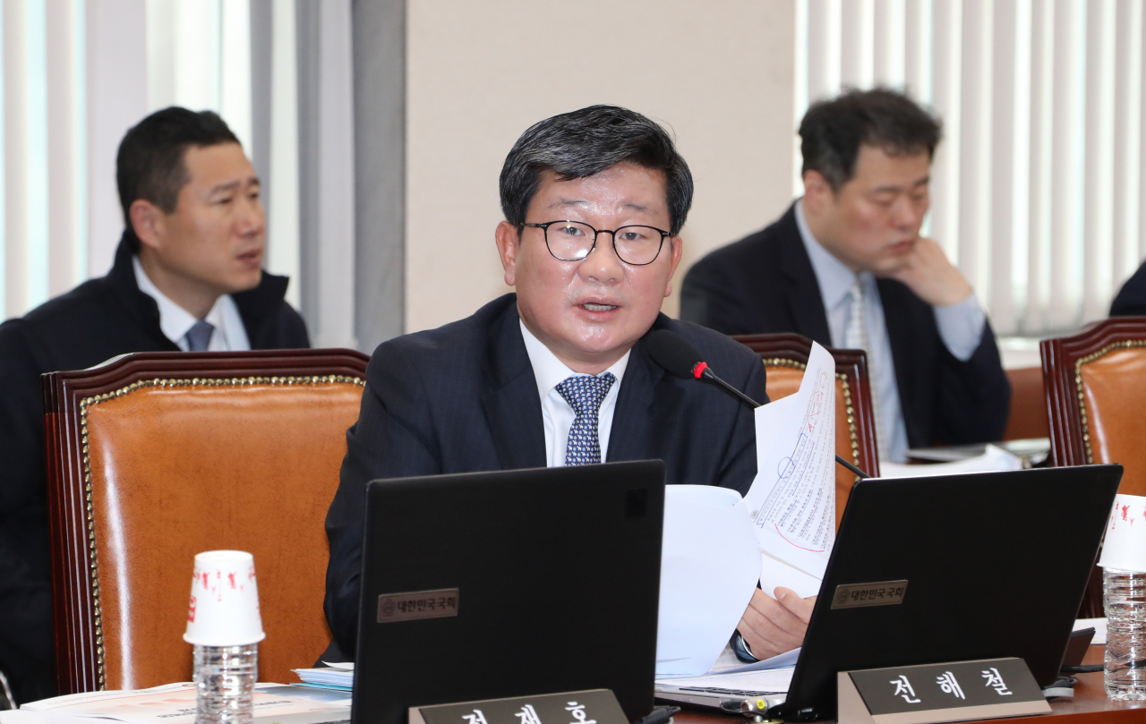 더불어민주당 전해철 의원이 18일 오전 국회에서 열린 정무위 국정감사에서 질의하고 있는 모습. [연합]