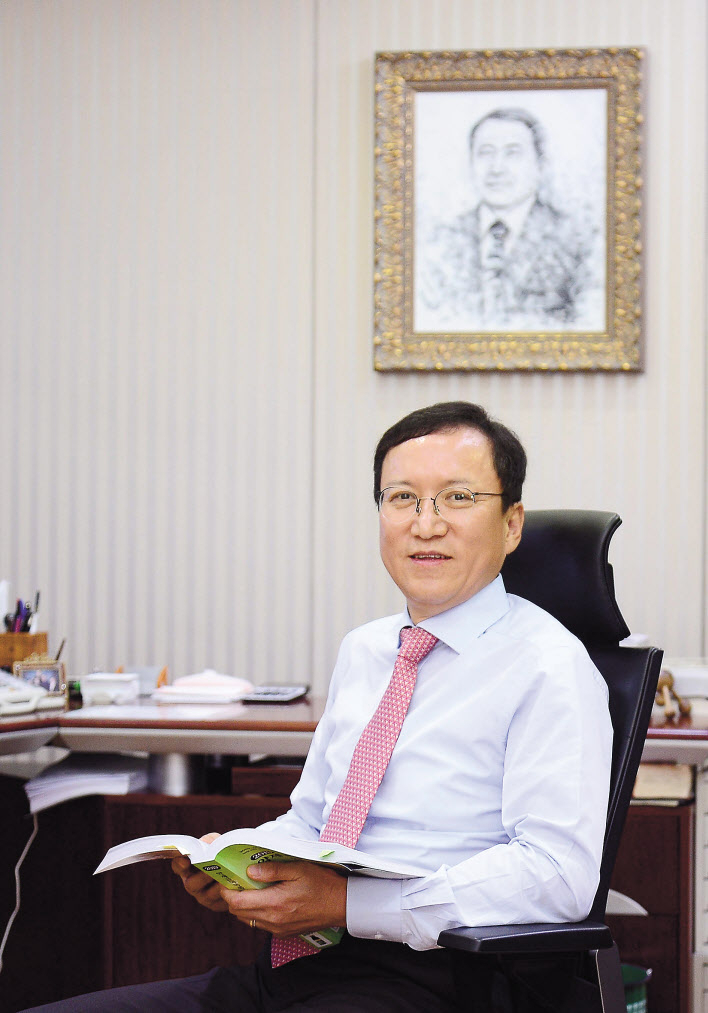 휴온스 창업주인 아버지 윤명용 회장이 작고한지 22년이 지났지만, 윤성태 부회장은 회장직함을 이어받지 않고 있다. 집무실에 선친의 초상화를 걸어놓은 윤 부회장이 20년간 100배에 육박하는 고도성장을 이루고도 아직 배고프다고 하는 이유는 선친이 만족할 것 같은 때 까지 계속 매진하겠다는 ‘효심’때문이다. 이상섭 기자/babtong@