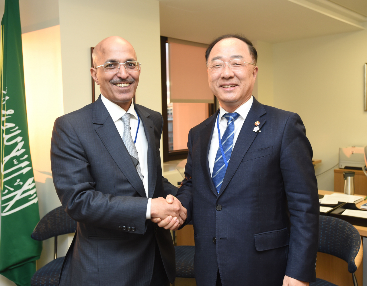 국제통화기금(IMF)·세계은행(WB) 연차총회 참석차 미국 워싱턴을 방문 중인 홍남기 부총리 겸 기획재정부 장관이 17일(현지시간) IMF 본부에서 모하메드 알자단 사우디 재무장관과 면담에 앞서 인사를 나누고 있다. [기획재정부 제공]