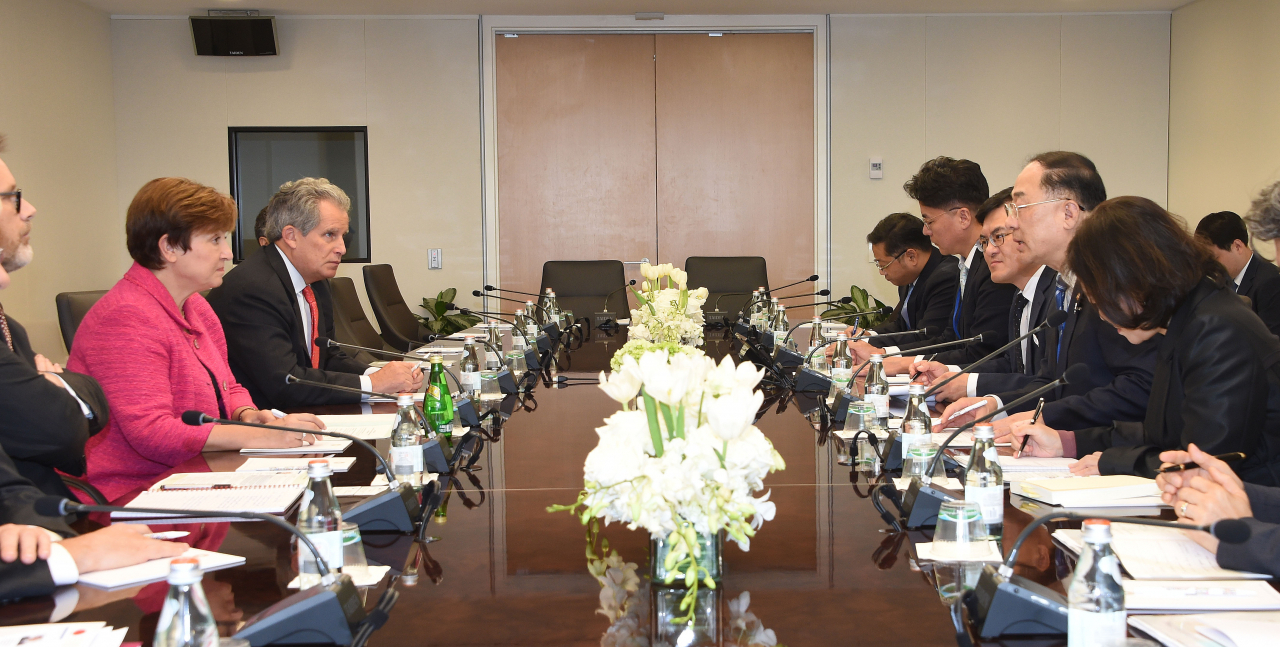 국제통화기금(IMF)·세계은행(WB) 연차총회 참석차 미국 워싱턴을 방문 중인 홍남기 부총리 겸 기획재정부 장관이 17일(현지시간) IMF 본부에서 크리스탈리나 게오르기에바 IMF총재와 면담을 하고 있다. [기획재정부 제공]