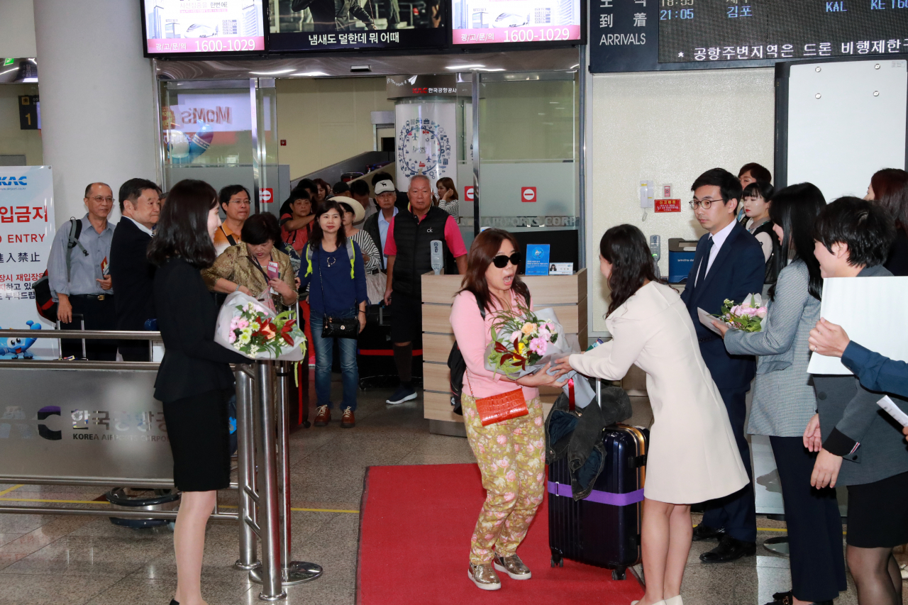 울산공항 관계자와 취재진들은 울산을 찾은 대만 손님들을 반갑게 맞았다.