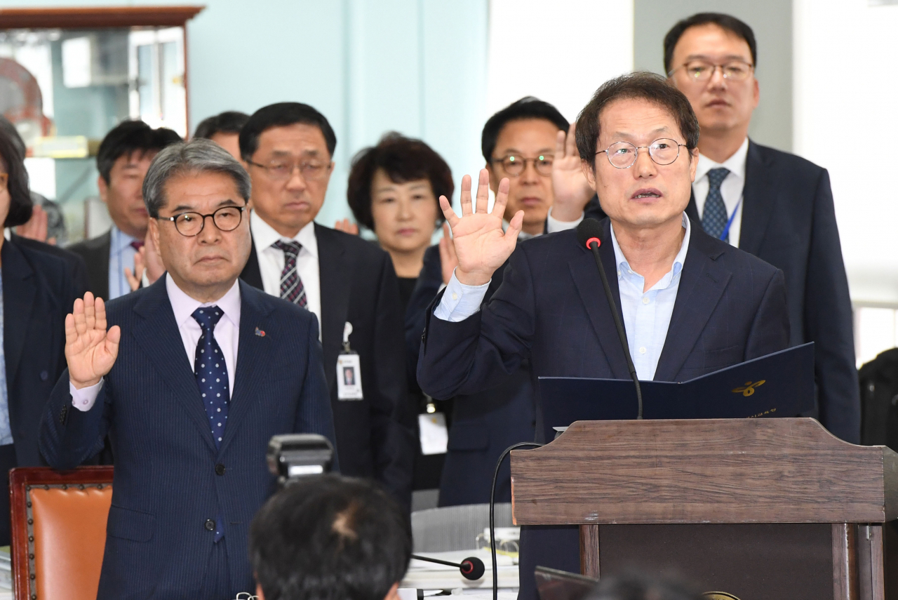 조희연 서울시교육감(오른쪽)이 18일 서울시교육청에서 열린 서울특별시교육청·인천광역시교육청·경기도교육청에 대한 교육문화체육관광위원회의 2019년도 국정감사에서 증인 선서를 하고 있다. 왼쪽은 이재정 경기도교육감. [연합]