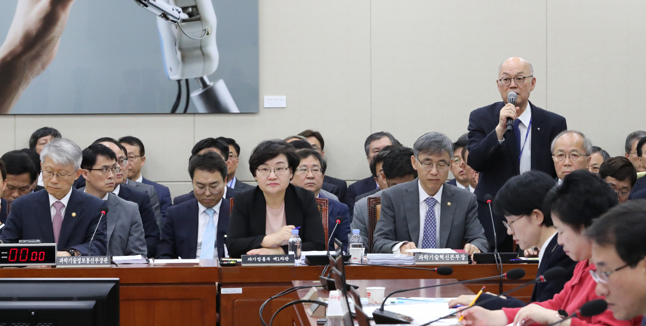 18일 오전 국회에서 열린 과학기술정보방송통신위원회의 과학기술정보통신부 소관 감사대상기관 종합국정감사에서 이병권 한국과학기술연구원(KIST) 원장(오른쪽)이 의원 질의에 답변하고 있다. [연합]