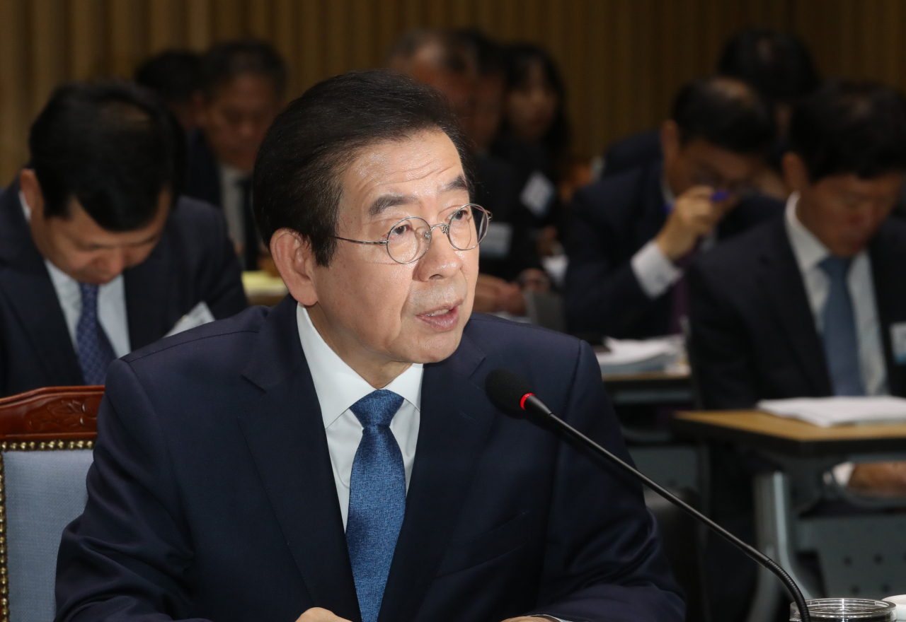 박원순 서울시장이 17일 오전 서울시청에서 열린 국회 국토교통위 국정감사에서 질의에 답하고 있는 모습. [연합]
