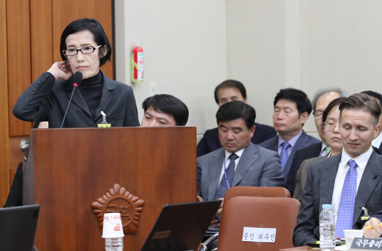 피우진 전 국가보훈처장이 18일 국회에서 열린 정무위 국정감사에 출석, 증인선서를 거부하고 있다. [연합]