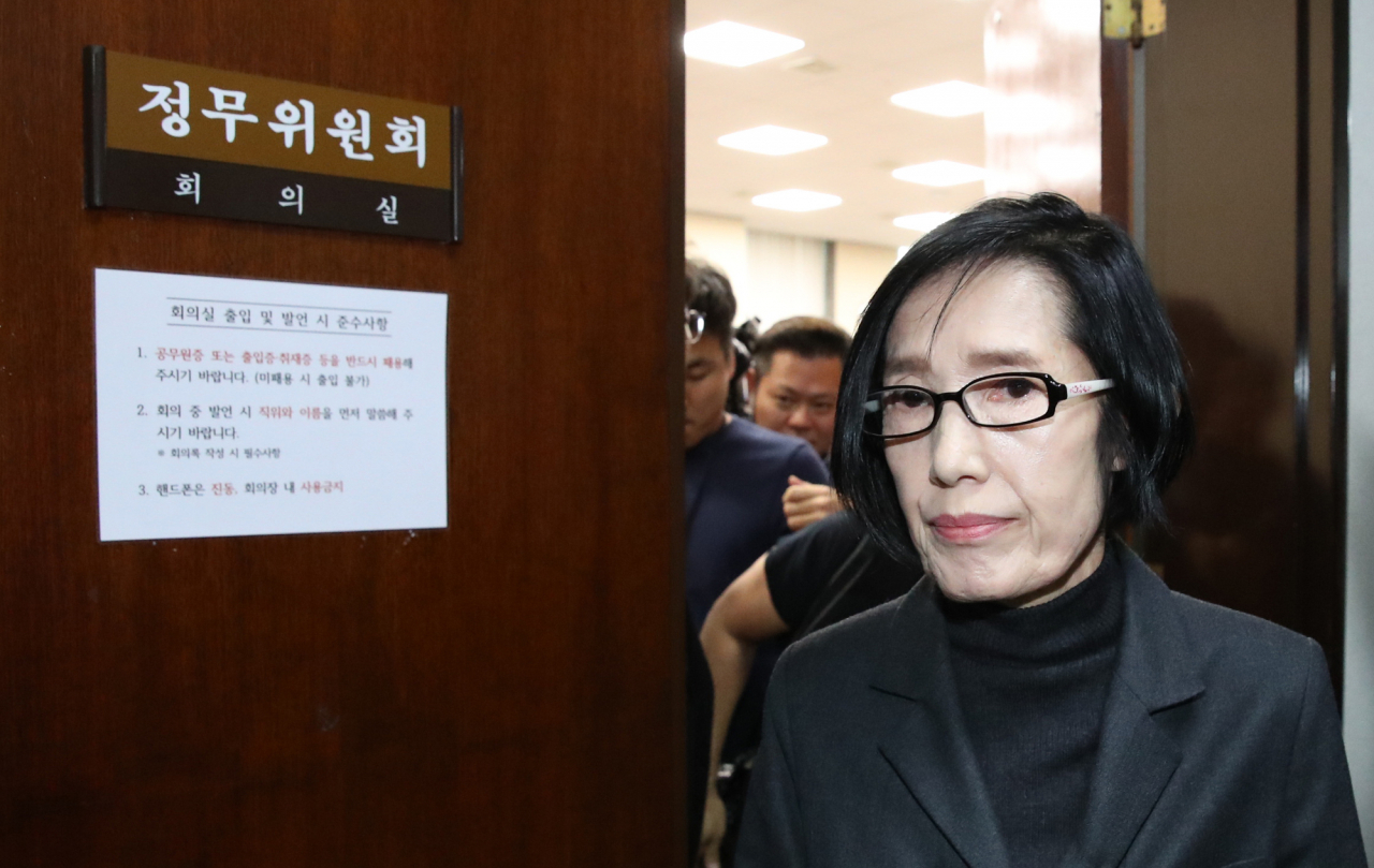 피우진 전 국가보훈처장이 18일 국회에서 열린 정무위 국정감사에 출석, 증인선서를 거부한 뒤 국감장을 나서고 있다. [연합]
