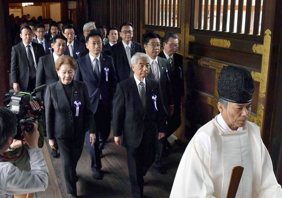 지난 4월 23일 일본의 '다함께 야스쿠니 신사를 참배하는 국회의원 모임' 소속 의원들이 A급 전범들이 합사(合祀)된 도쿄(東京) 야스쿠니(靖國) 신사를 집단 참배하기 위해 신사 안에서 이동하고 있는 모습. [연합]