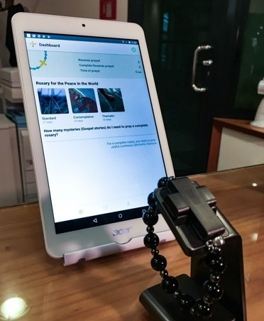 바티칸시국에서 선보인 ‘스마트 묵주’ [연합]