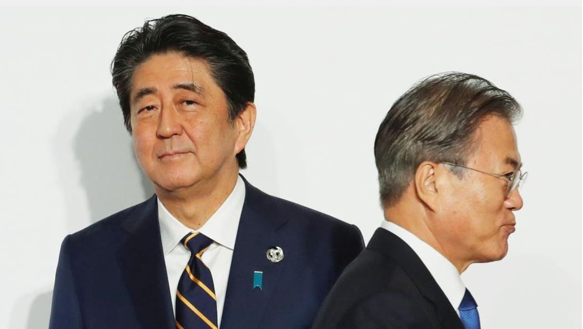 문재인 대통령(오른쪽)과 아베 신조 일본 총리 [연합]