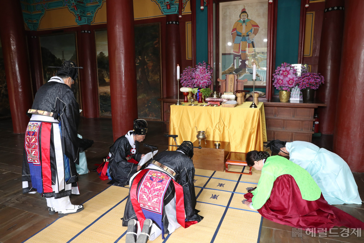 18일 오전10시, 강감찬 장군의 영정이 모셔있는 안국사에서 전통제례 방식의 ‘인헌공 강감찬장군 추모제향’이 진행됐다. [관악구]
