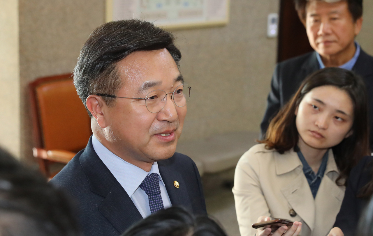 더불어민주당 윤호중 사무총장이 4일 오후 국회에서 비공개 회의에 참석하며 조국 장관 사퇴 관련 기자 질문에 답하고 있다. 연합뉴스