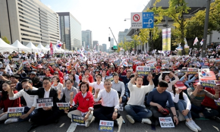 19일 오후 서울 광화문광장에서 열린 자유한국당 '국정대전환 촉구 국민보고대회'에서 황교안 당대표, 나경원 원내대표를 비롯한 자유한국당 당원들이 구호를 외치고 있다. [연합]