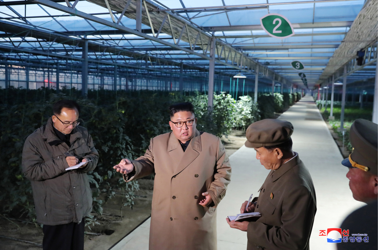 조선중앙통신이 18일 보도한 김정은 북한 국무위원장의 경성군 중평남매새온실농장 현장지도 모습. [연합]
