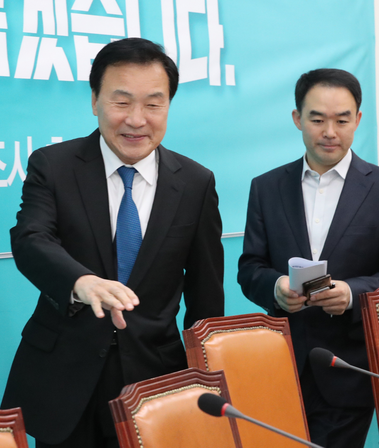 [사진=바른미래당 손학규 대표가 18일 오전 국회에서 열린 최고위원회의에 들어서고 있다. 연합뉴스 제공]