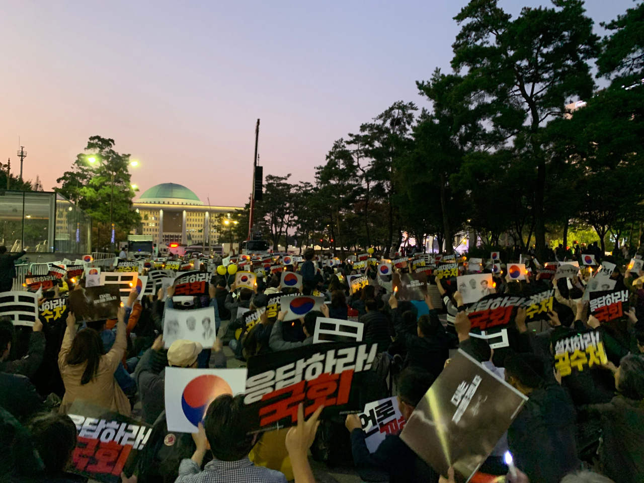 Protesters gather at the boulevard before the parliament building’s main gate on Saturday. (Kim Arin/The Korea Herald)