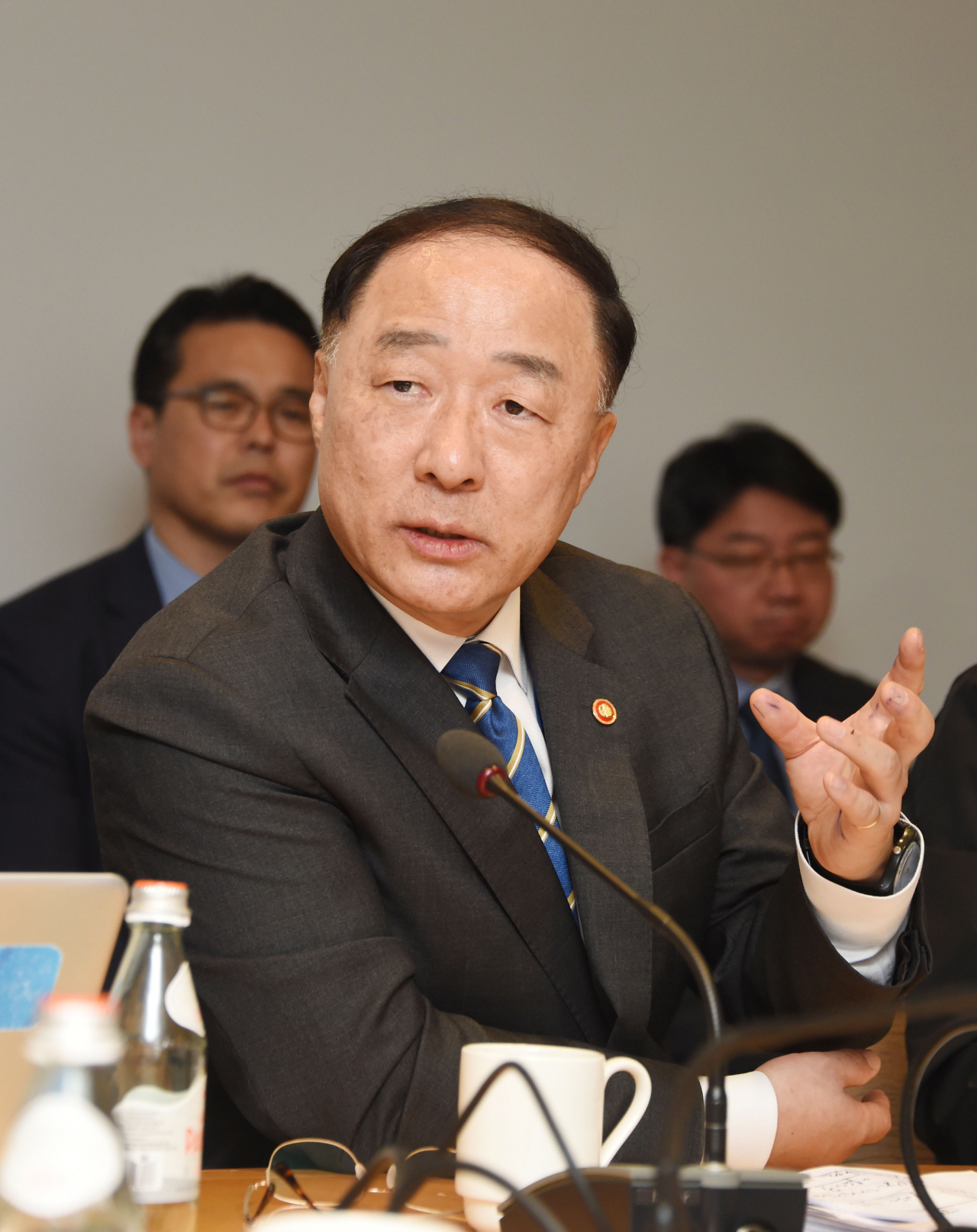 주요 20개국(G20) 재무장관·중앙은행총재 회의와 국제통화기금(IMF)·세계은행(WB) 연차총회 참석 차 미국 워싱턴을 방문 중인 홍남기 부총리 겸 기획재정부 장관이 18일(현지시간) 워싱턴 IMF 본부에서 동행취재 기자단과 간담회를 갖고 있다. [기획재정부 제공]
