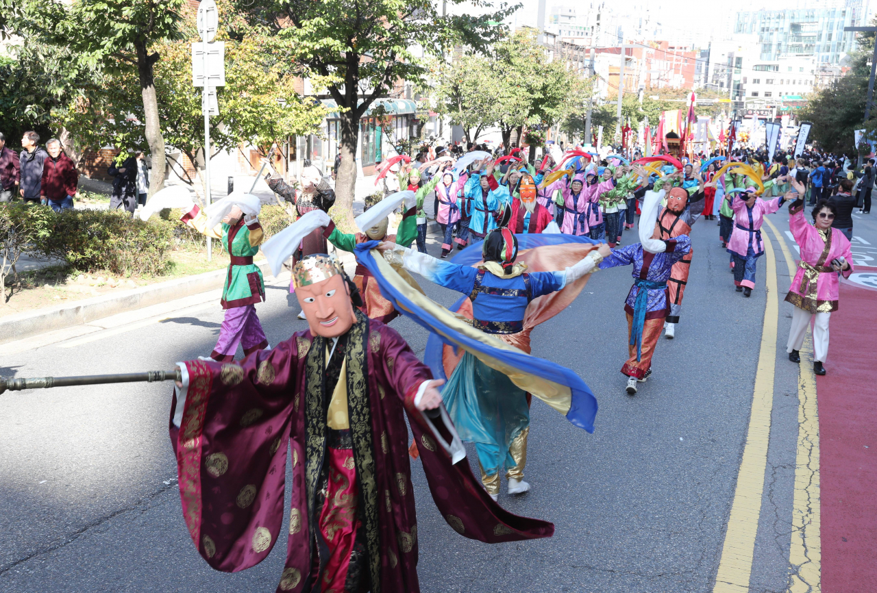 지난 19일 오전 9시 귀주대첩 승리 1000주년을 맞아 주민 퍼레이드단 등이 관악구청부터 강감찬대로(남부순환로)를 거쳐 낙성대까지 1.8km거리를 걸으며 전승행렬 퍼레이드를 재연하고 있다. [관악구]