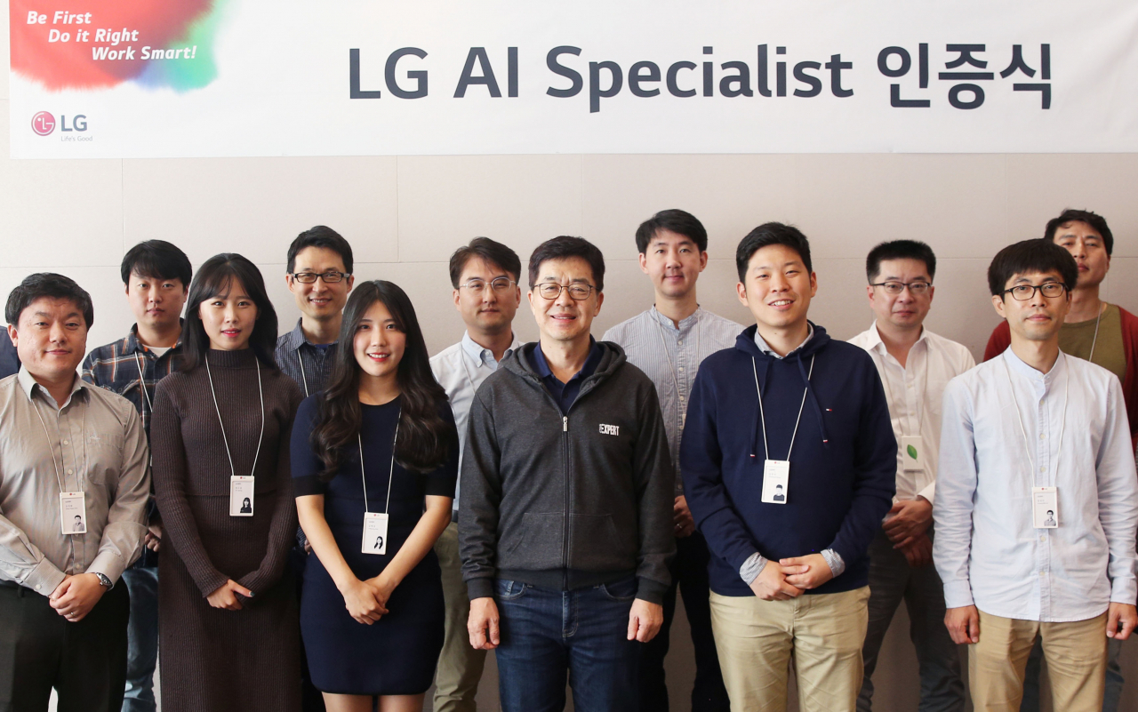 LG전자가 세계적인 대학들과 손잡고 인공지능 전문가를 선발했다. LG전자는 지난 4월부터 미국 카네기멜론대학교와 캐나다 토론토대학교와 협업해 ‘인공지능 전문가(AI Specialist)’를 육성하기 위한 교육 및 인증 프로그램을 진행해 올해 총 12명의 인공지능 전문가를 선발했다. LG전자 CTO 박일평 사장(앞줄 왼쪽에서 네번째)이 선발된 인공지능 전문가들과 기념촬영을 하고 있다.[LG전자 제공]
