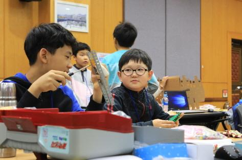 19일 열린 2019 KIMM 과학꿈나무 기계제작대회 참가자들이 작품을 제작하고 있다.[한국기계연구원 제공]