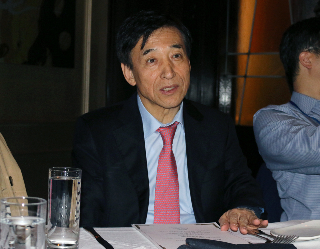 국제통화기금(IMF)-세계은행(WB) 연차총회 참석차 미국 워싱턴을 방문한 이주열 한국은행 총재가 19일(현지시간) 워싱턴의 한 음식점에서 기자간담회를 갖고 있다. [한국은행 제공]