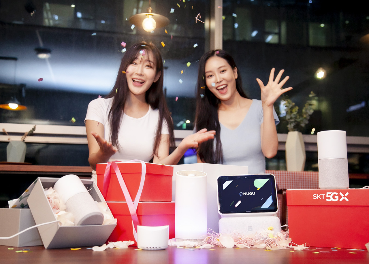SK텔레콤 모델이 AI 스피커 '누구' 출시 3주년을 알리고 있다. [SK텔레콤 제공]