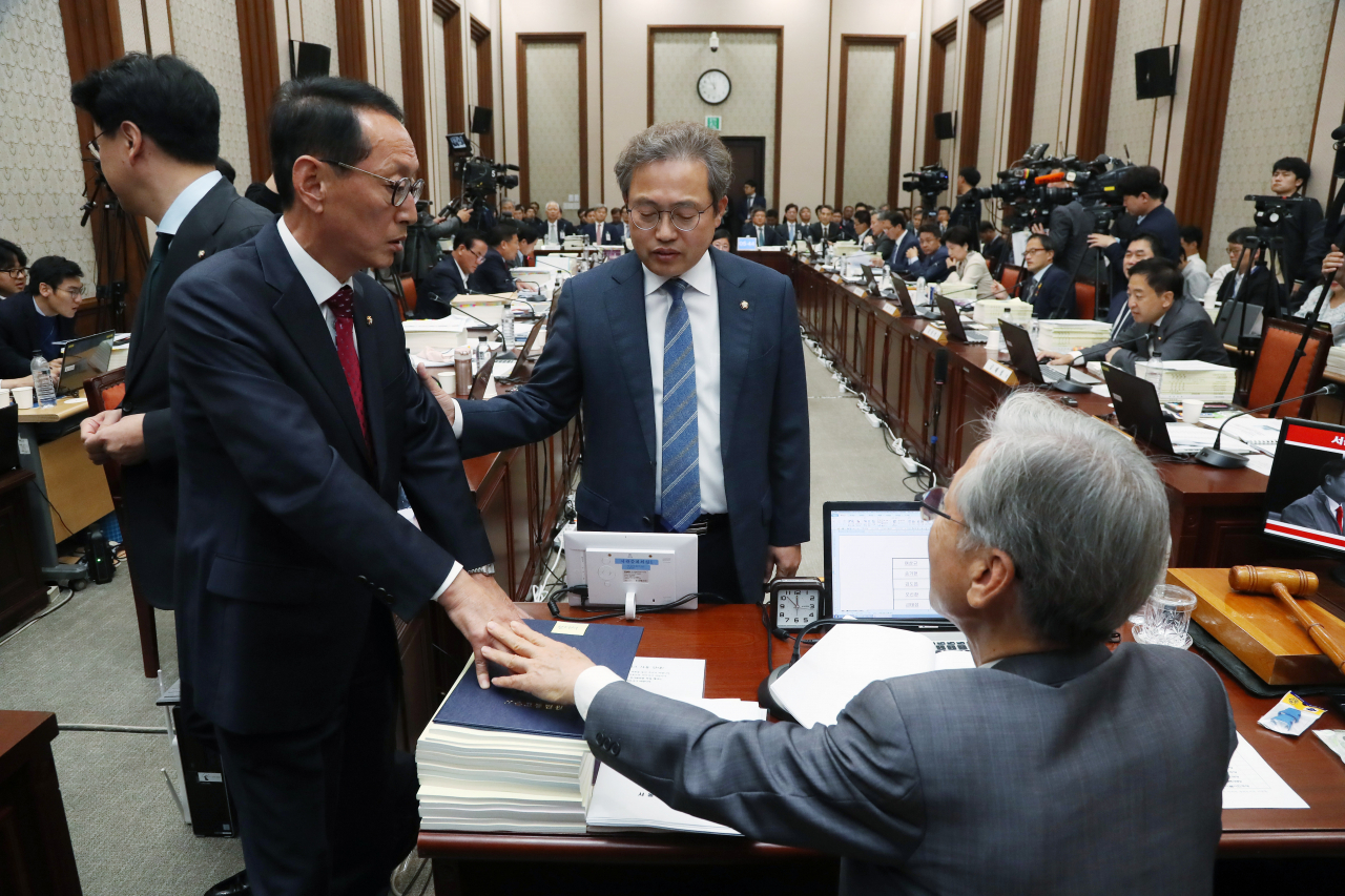 지난 14일 오전 서울 서초구 서울고등법원에서 열린 국회 법제사법위원회의 서울고등법원과 서울중앙지법 등에 대한 국정감사에서 여야 간사인 김도읍 자유한국당 의원과 송기헌 더불어민주당 의원이 명재권 판사 증인 출석 문제를 두고 여상규 위원장과 논의하고 있다. [연합]